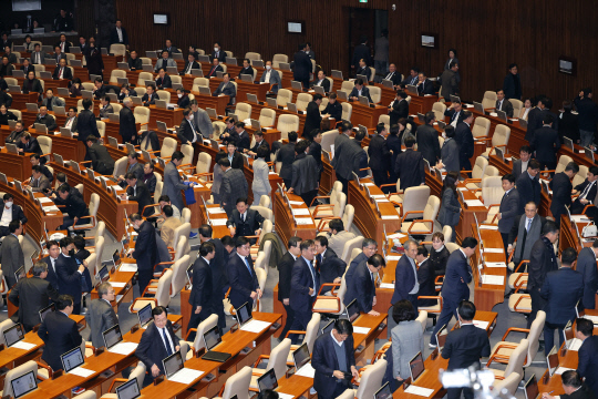 8일 오후 국회 본회의에서 대통령 권한대행 체제에서 재의요구권(거부권)이 행사돼 국회로 돌아온 내란 특검법, 김건희 여사 특검법, 양곡관리법 개정안 등 농업 관련 법안 4개, 국회법 개정안, 국회증언감정법 개정안 이 재표결 끝에 부결되자 야당 의원들이 밖으로 나서고 있다. 연합뉴스